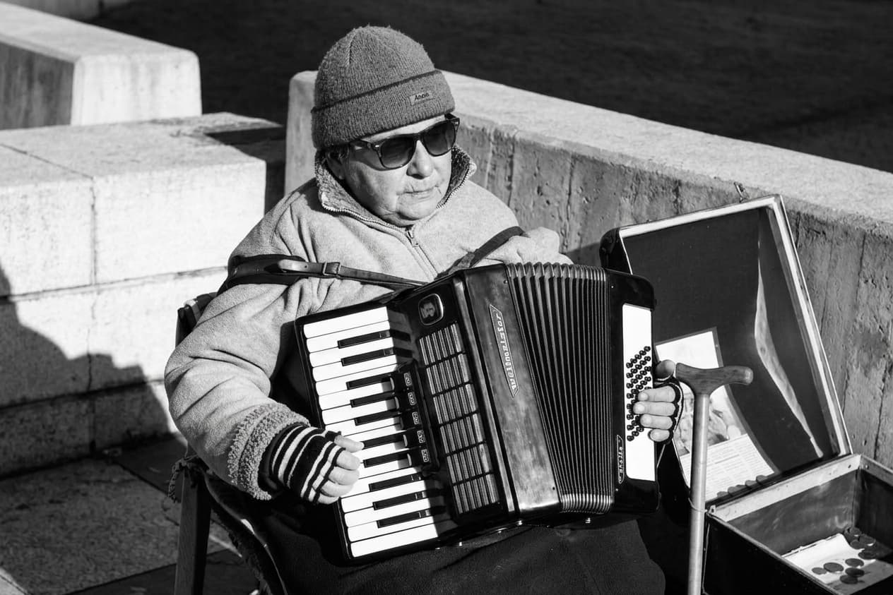 Elhallgatott a belváros dallama: elhunyt Szkoklik Kati néni, a Romkert harmonikás hölgye